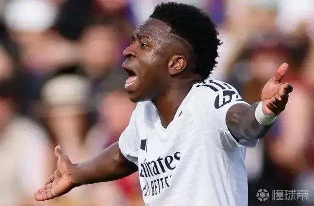 Vinicius Complains about Constant Back passes